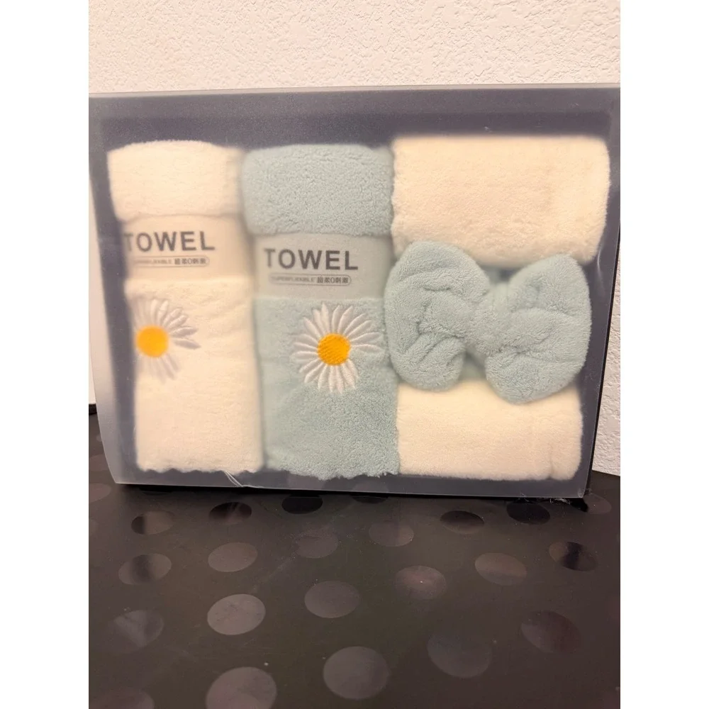 Daisy Embroidered Coral Velvet Bath Towel Set with Matching‎ Blue Bow Headband